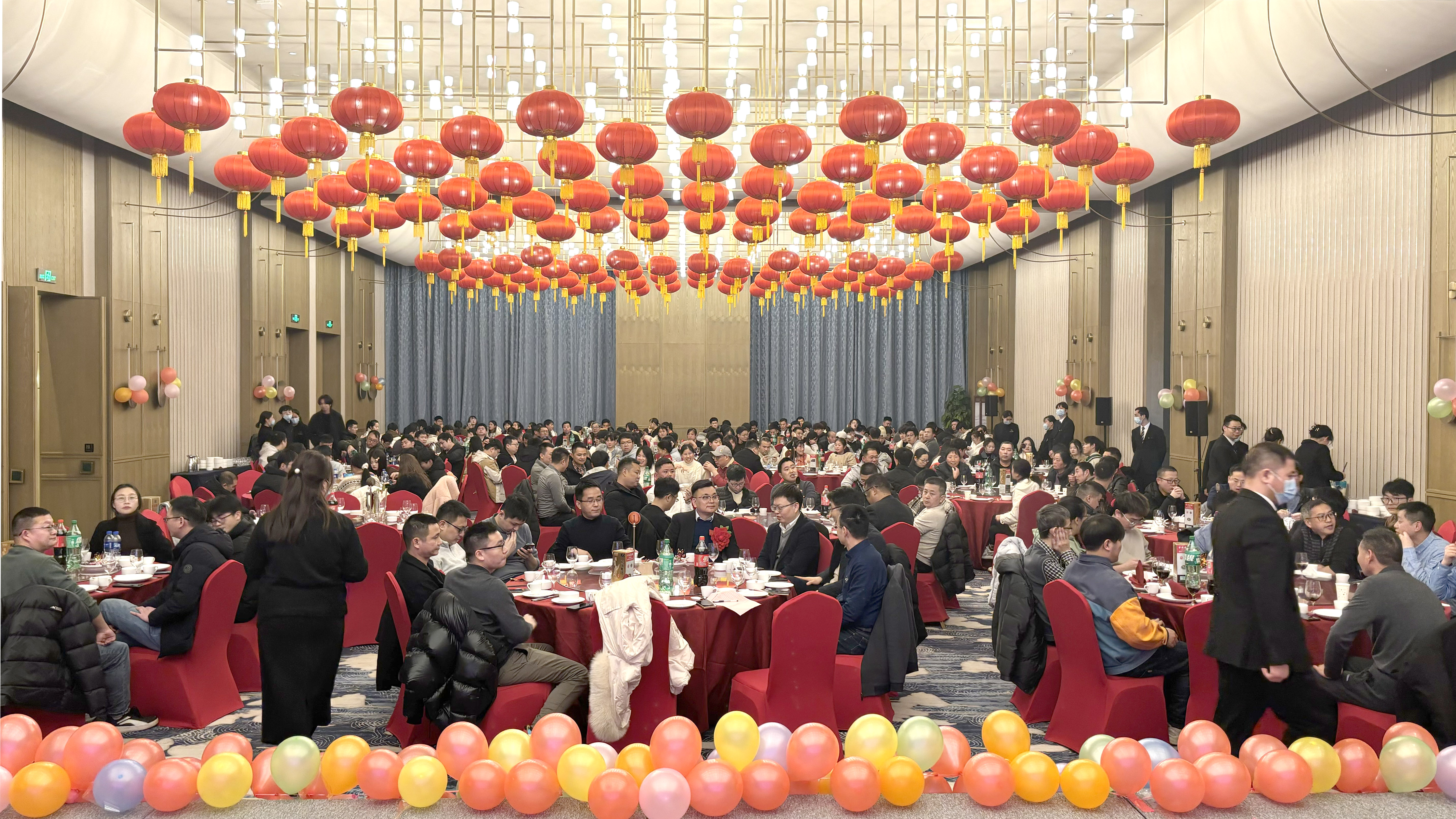 乘风破浪创佳绩 继往开来铸辉煌  今年会官方网站微2023年度表彰大会暨2024年迎春晚会胜利召开